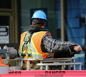 Profesional trabajando en una obra de construcción
