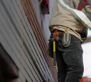 Trabajador realizando labores de mantenimiento