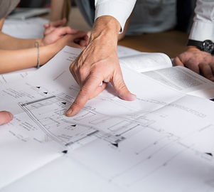 Revisión de planos para planificar una construcción